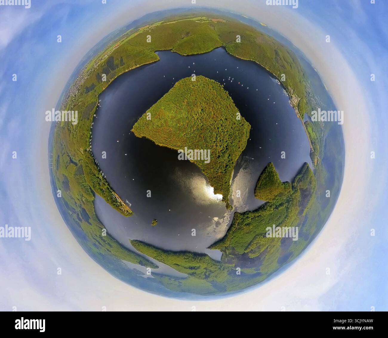 Vista aerea, Rursee con l'isola Eichert e la penisola di Tonsberg, la diga di Rur Schwammenauel e la navigazione Rursee con barche a vela, Hasenfeld, Heimbach, N Foto Stock Vista aerea, Rursee con l'isola Eichert e la penisola di Tonsberg, la diga di Rur Schwammenauel e la navigazione Rursee con barche a vela, Hasenfeld, Heimbach, N Foto Stock