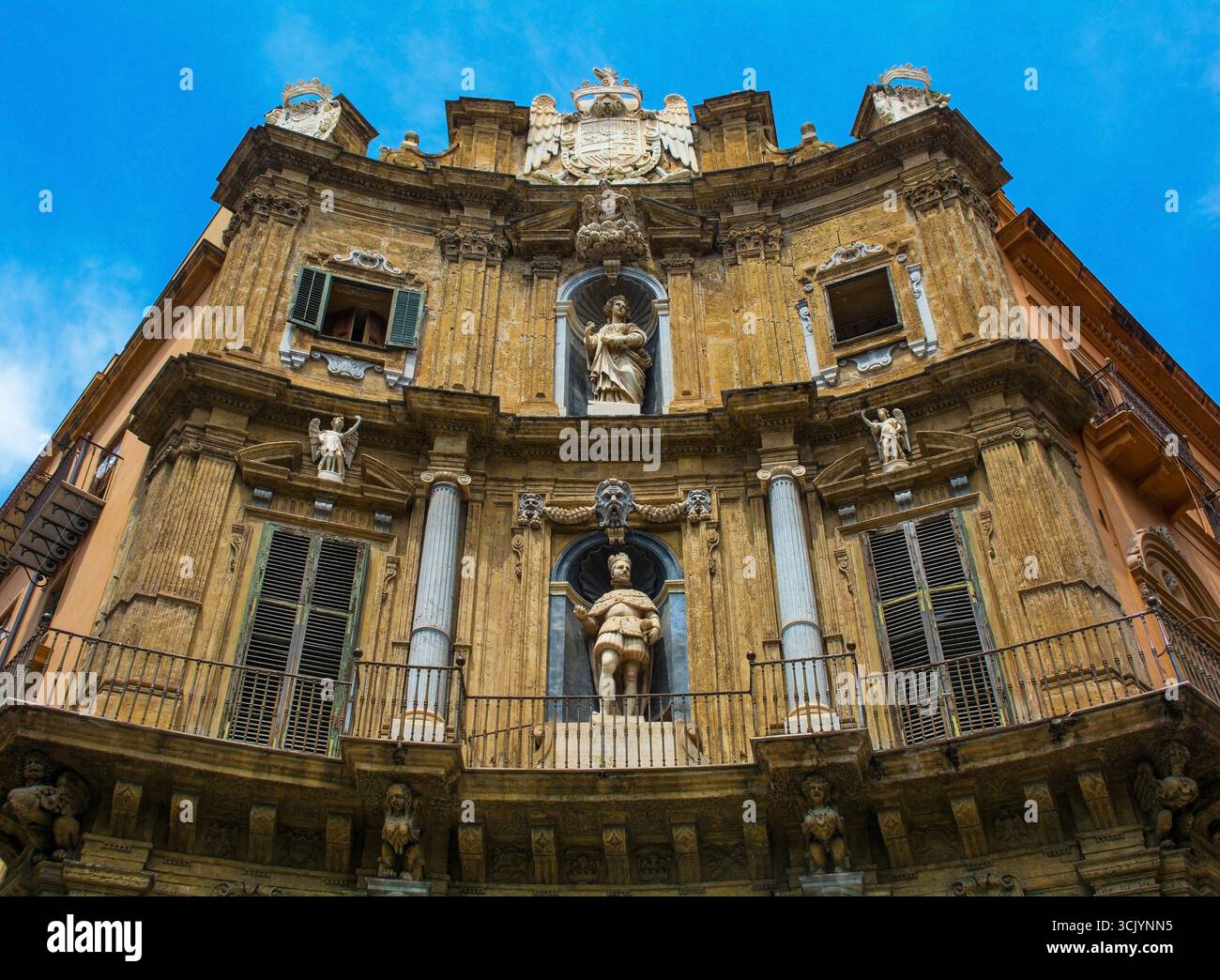 Quattro Canti, iconico monumento urbano barocco del XVII secolo, Palermo, Sicilia, Italia. 4 facciate concave, colonne classiche pilastri, capitelli compositi Foto Stock