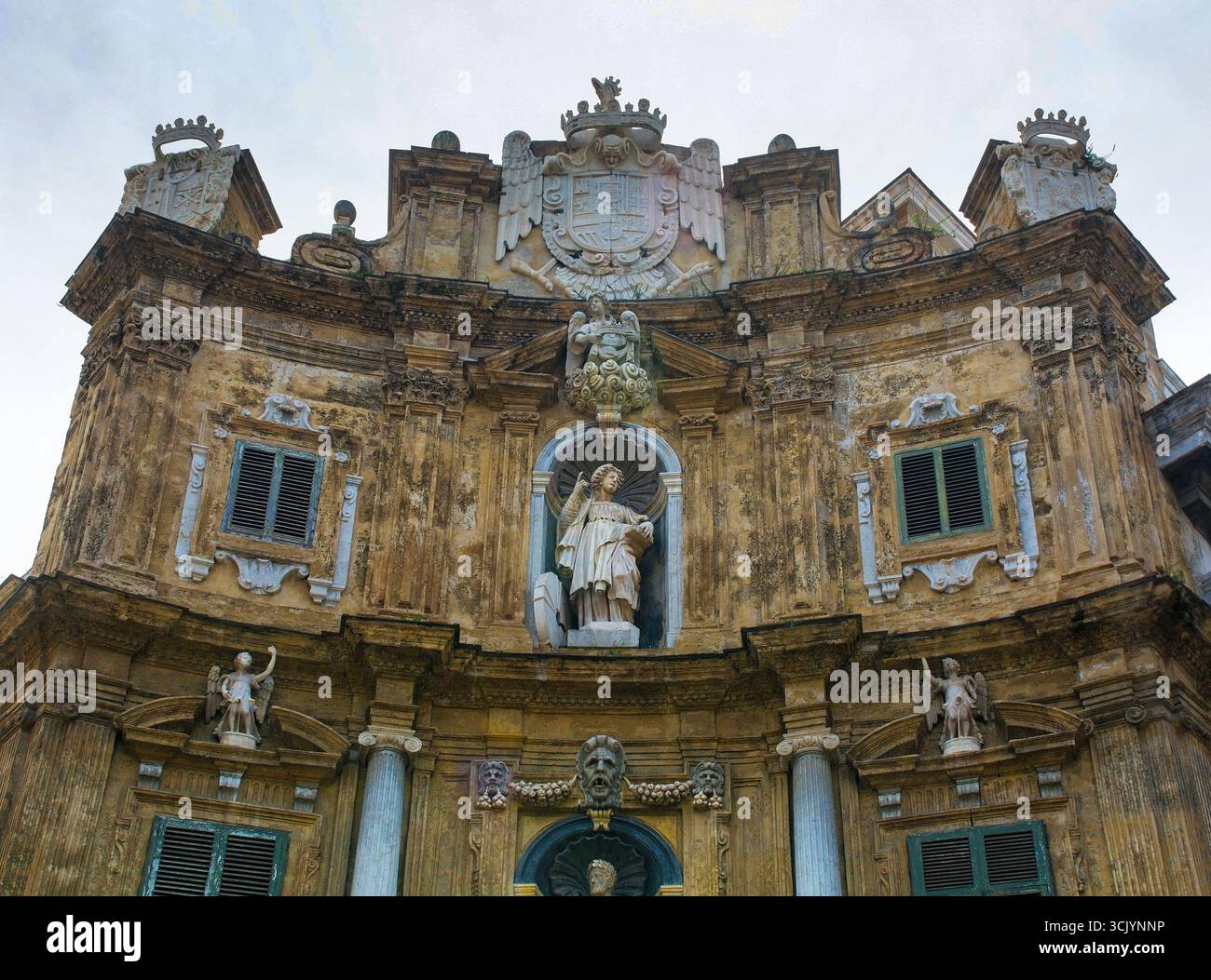 Quattro Canti, iconico monumento urbano barocco del XVII secolo, Palermo, Sicilia, Italia. 4 facciate concave, colonne classiche pilastri, capitelli compositi Foto Stock