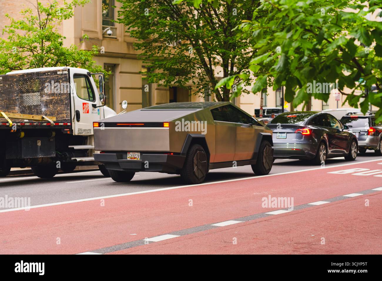Washington D.C., USA - 24 maggio 2025. Un futuristico Tesla Cybertruck percorre una strada urbana trafficata insieme ad altri veicoli. Foto Stock