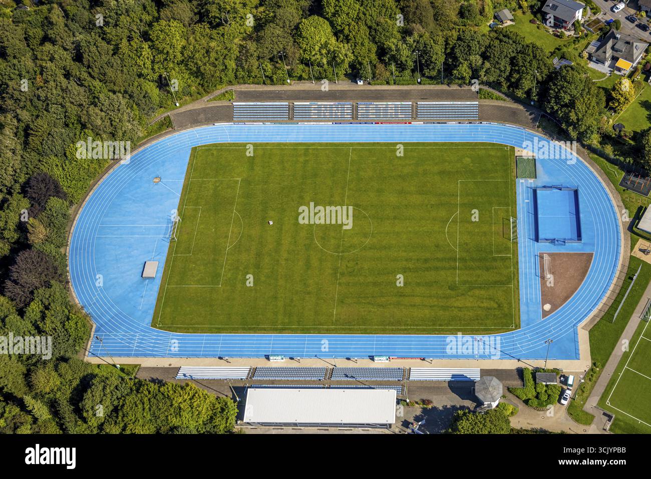 Vista aerea, stadio di calcio Bremenstadion e stadio di atletica del tu Ennepetal 1911 e.V. Sports Club, sideline, tribuna e pista da corsa blu Foto Stock