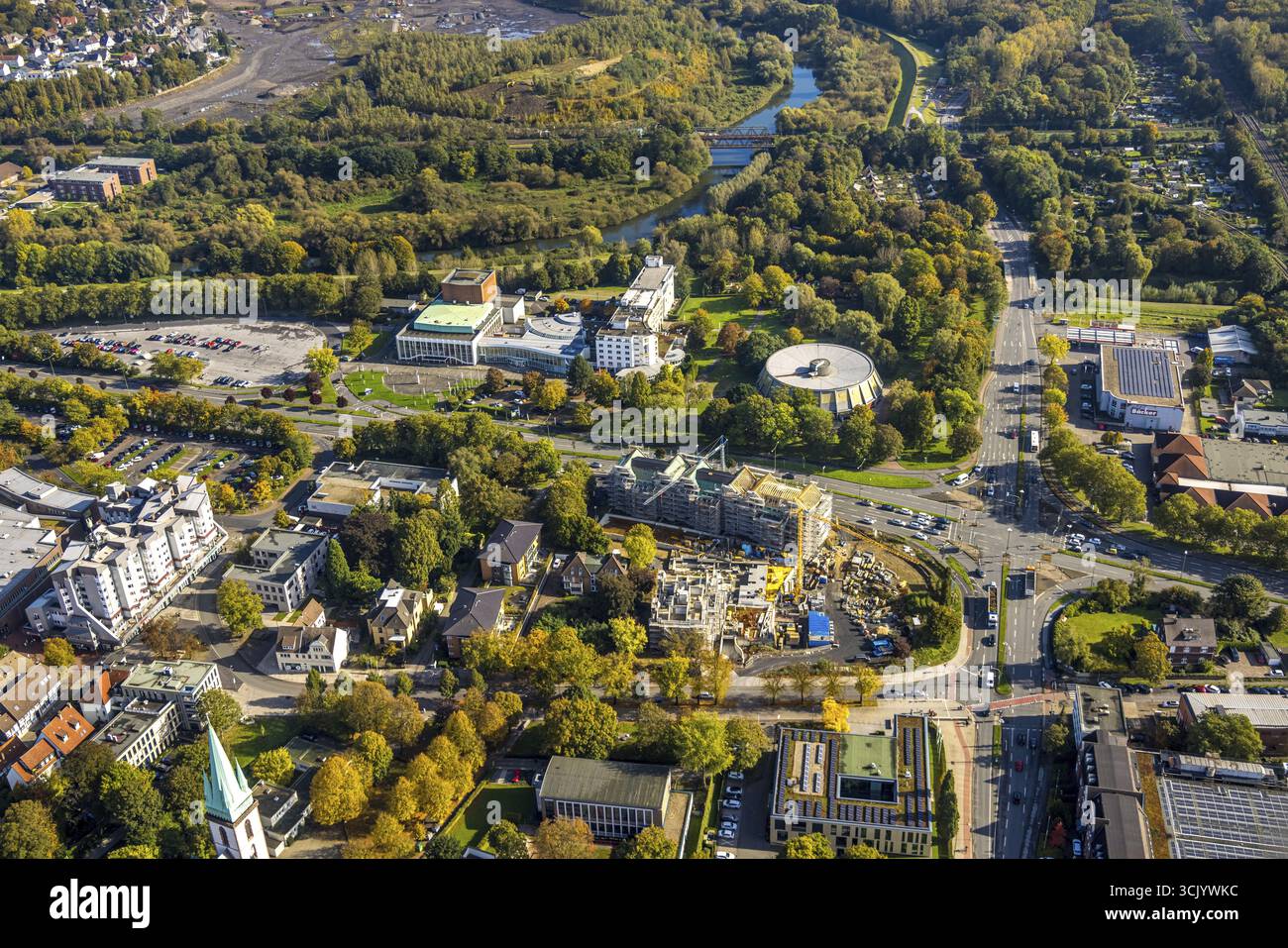 Vista aerea, sala sportiva nel parco municipale Rundsporthalle con Ringhotel am Stadtpark, Hansesaal e Heinz-Hilpert-Theater, cantiere con Foto Stock