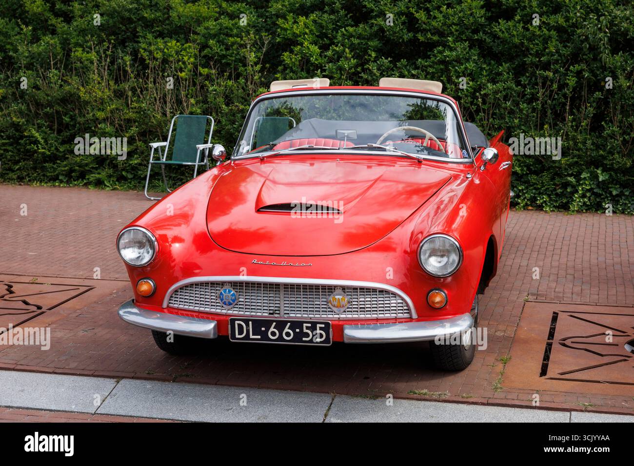 Incontro tra veicoli classici a Oostkapelle, vecchia Auto Union 1000 SP, Walcheren, Zelanda, Paesi Bassi. Tra il 1961 e il 1965, 1640 veicoli di questo modello lo erano Foto Stock