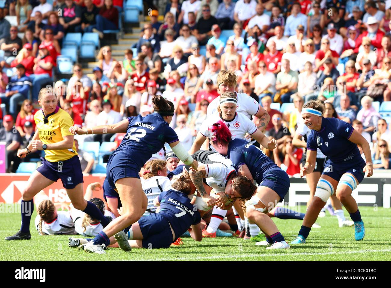 Exeter, Devon, Regno Unito. 6 settembre 2025. Women's Rugby World Cup Pool B: Canada contro Scozia a Sandy Park, Exeter. Nella foto: I giocatori scozzesi 12 LISA THOMSON; 7 RACHEL MCLACHLAN e 8 EVIE GALLAGHER cercano di fermare l'attacco del Canada. Crediti: Nidpor/Alamy Live News Foto Stock