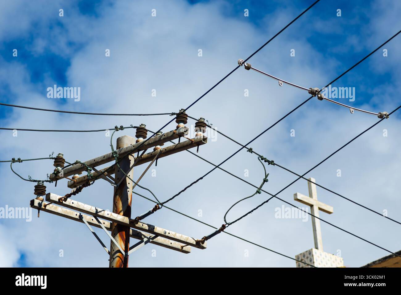 Vista di un pilone elettrico contro un cielo blu. Rete di trasmissione della potenza. Tecnologia. Foto Stock