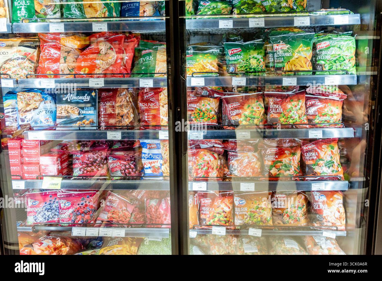 Bar, Montenegro, 22 agosto 2025, frigorifero con cibi surgelati nel supermercato Foto Stock