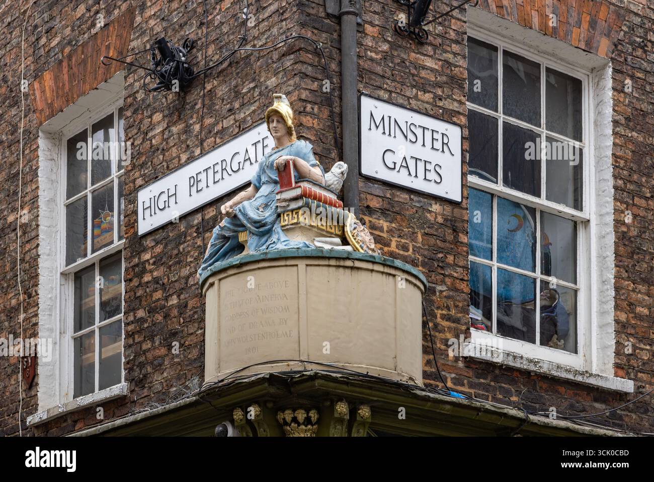 Statua della dea Minerva sopra un negozio a High Petergate e Minster Gates a York, Inghilterra, un punto di riferimento storico e popolare attrazione turistica dal 1801 Foto Stock
