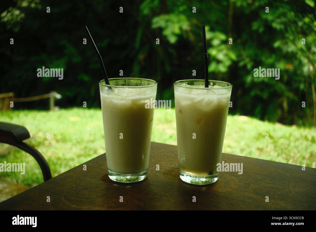Due bicchieri di latte di soia nutriente e sano o susu kacang kedelai Foto Stock