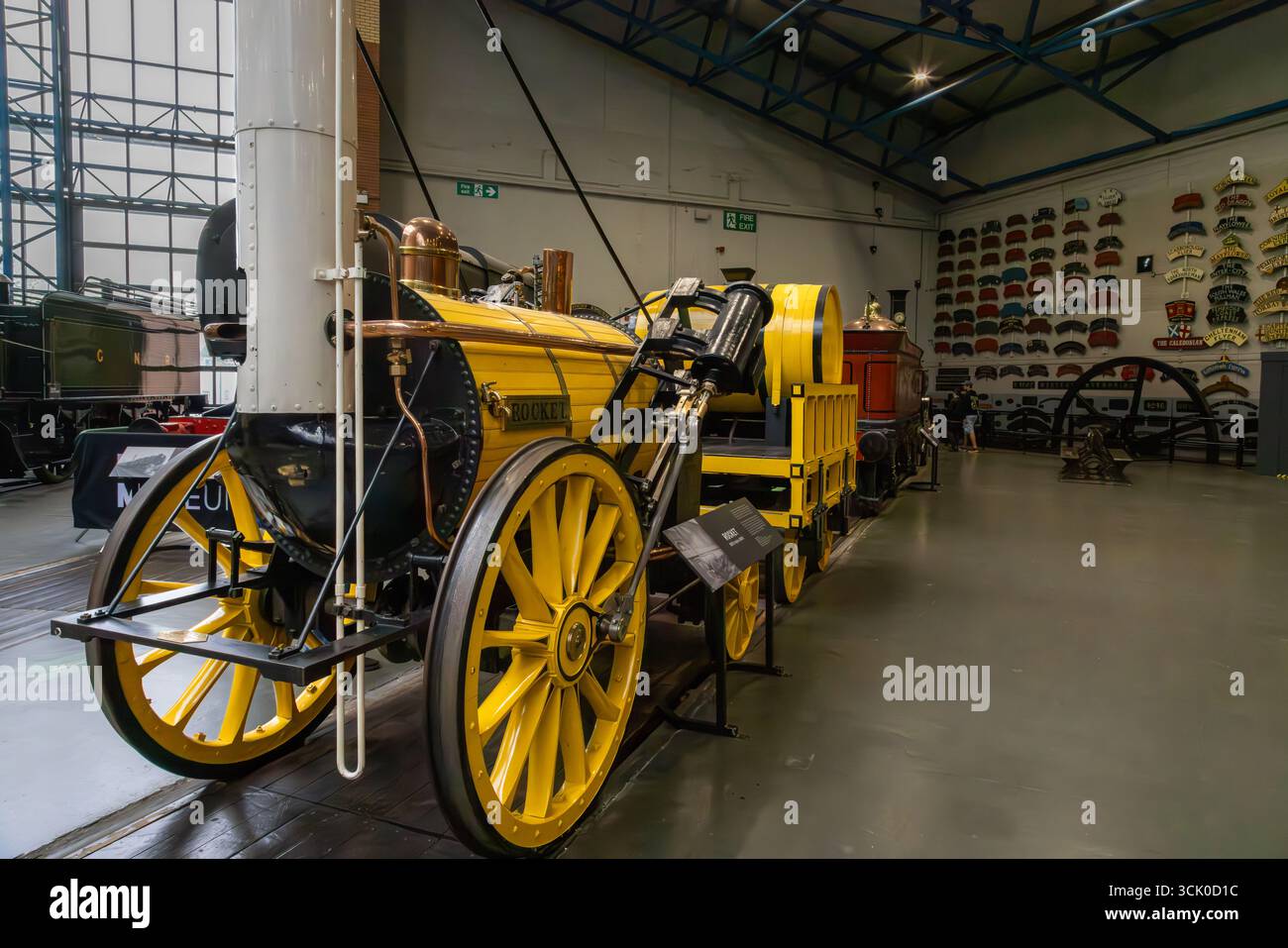 Replica della locomotiva a vapore "Rocket" di Stephenson del 1829, vincitrice dei Rainhill Trials, esposta al National Railway Museum di York, Inghilterra Foto Stock
