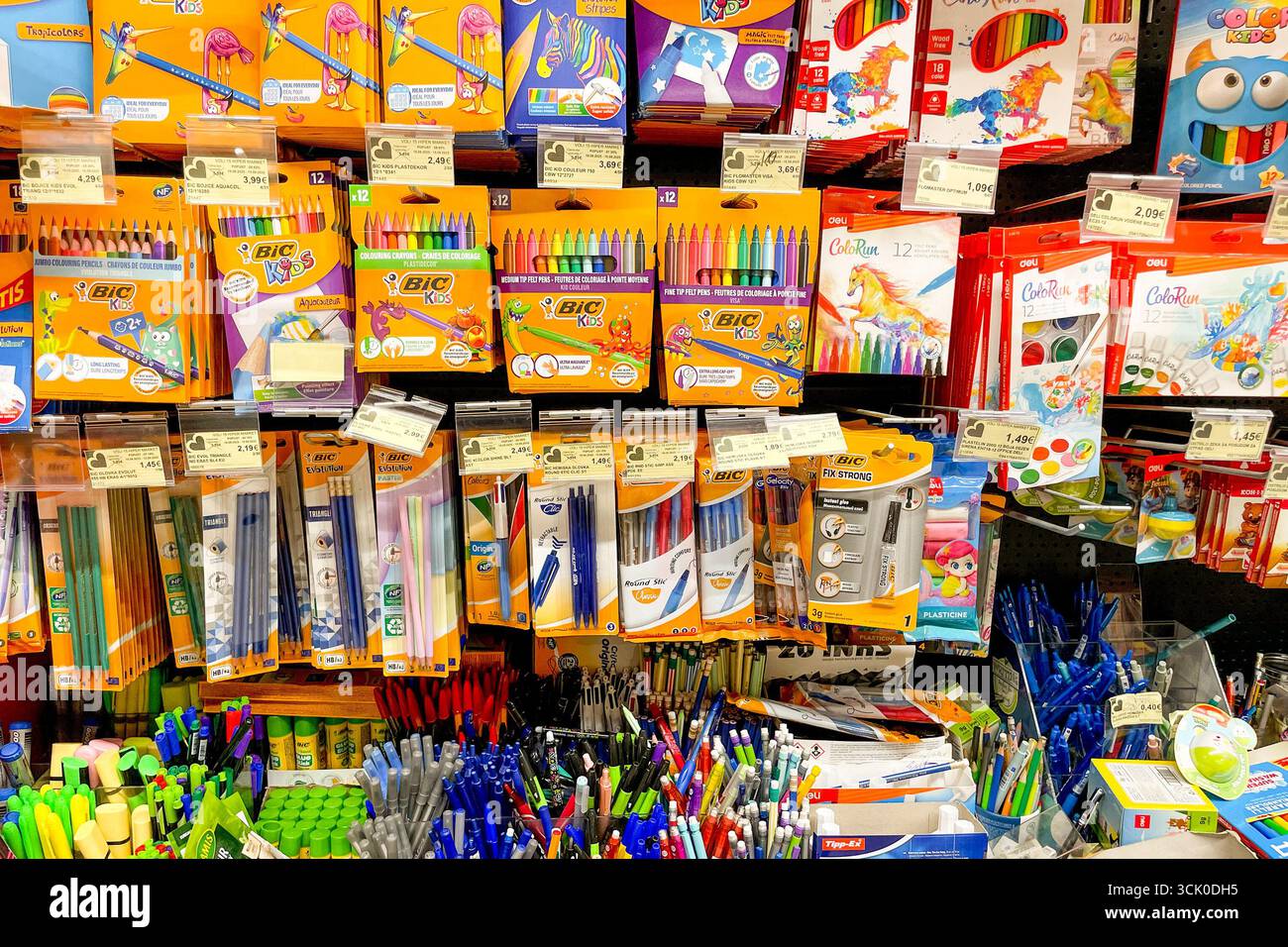 Bar, Montenegro, 5 settembre 2025, cancelleria per la scuola e l'hobby sullo scaffale del supermercato Foto Stock