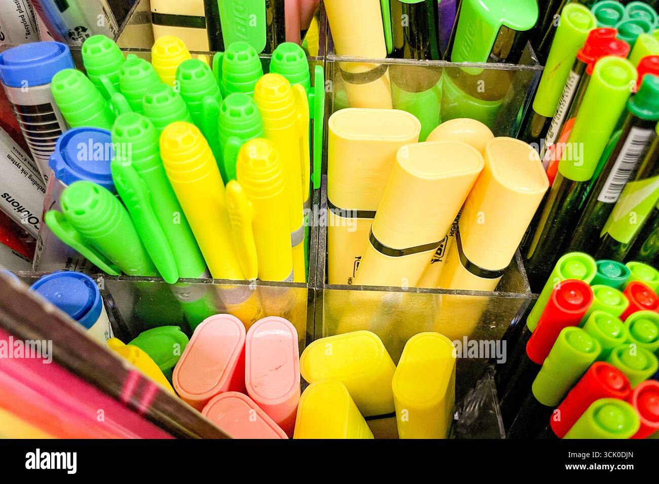 Bar, Montenegro, 5 settembre 2025, cancelleria per la scuola e l'hobby sullo scaffale del supermercato Foto Stock