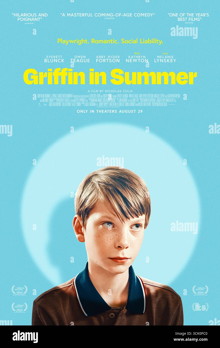 Griffin in Summer (2025) diretto da Nicholas Colia e interpretato da Everett Blunck, Melanie Lynskey e Owen Teague. Il quattordicenne Griffin, il drammaturgo più ambizioso della sua generazione, trova la sua vita e la sua nuova commedia sconvolta quando si innamora di un tuttofare locale durante le vacanze estive. USA SOLO PER USO EDITORIALE DI un foglio di poster. Credito: BFA / intrattenimento verticale Foto Stock