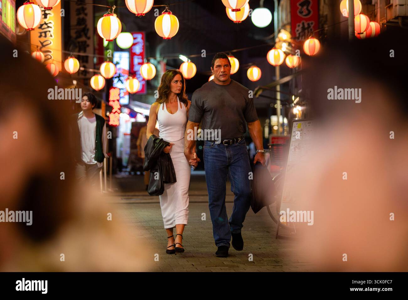 The Smashing Machine (2025) diretto da Benny Safdie e interpretato da Emily Bluntin nel ruolo di Dawn Staples e Dwayne Johnson nel ruolo del combattente MMA Mark Kerr in questo film biografico sulla sua tumultuosa carriera e battaglie personali. La pubblicità è ancora SOLO PER USO EDITORIALE. Credito: BFA / A24 Foto Stock