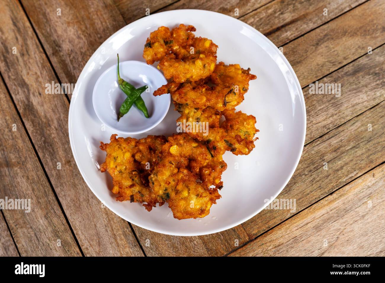 Un piatto di jagung di bakwan o frittelle di mais cibo indonesiano Foto Stock