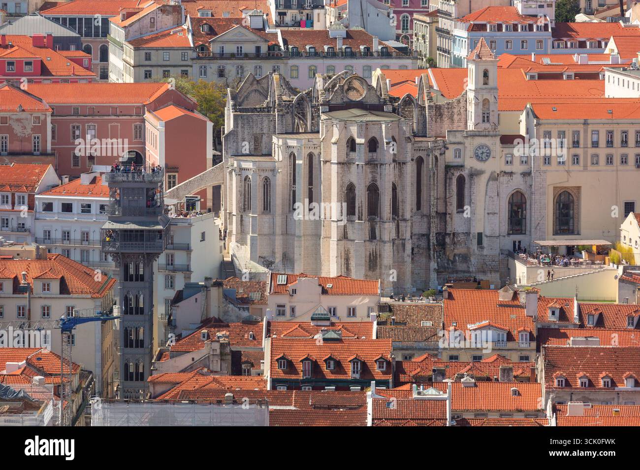 Rovine gotiche del convento di Carmo e torre metallica dell'ascensore di Santa Justa a Lisbona, Portogallo Foto Stock