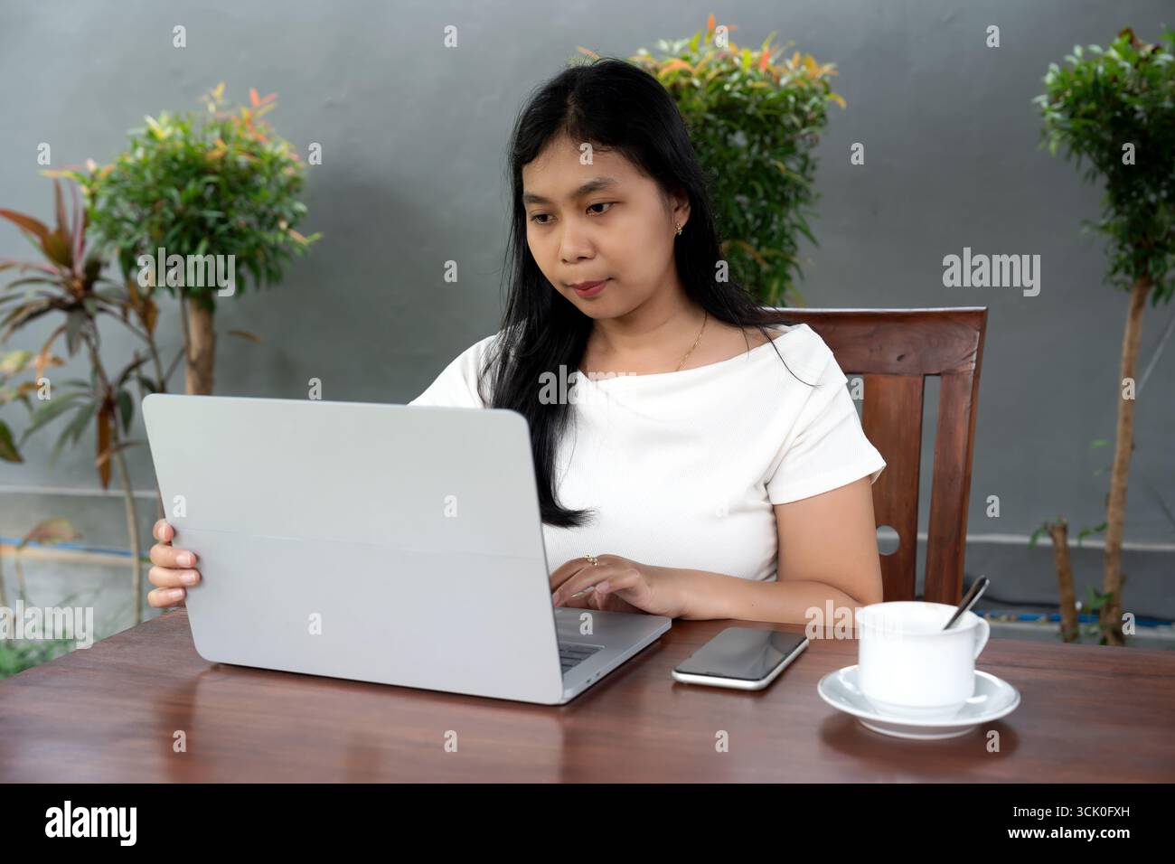 Primo piano di una donna che usa un computer portatile all'aperto Foto Stock