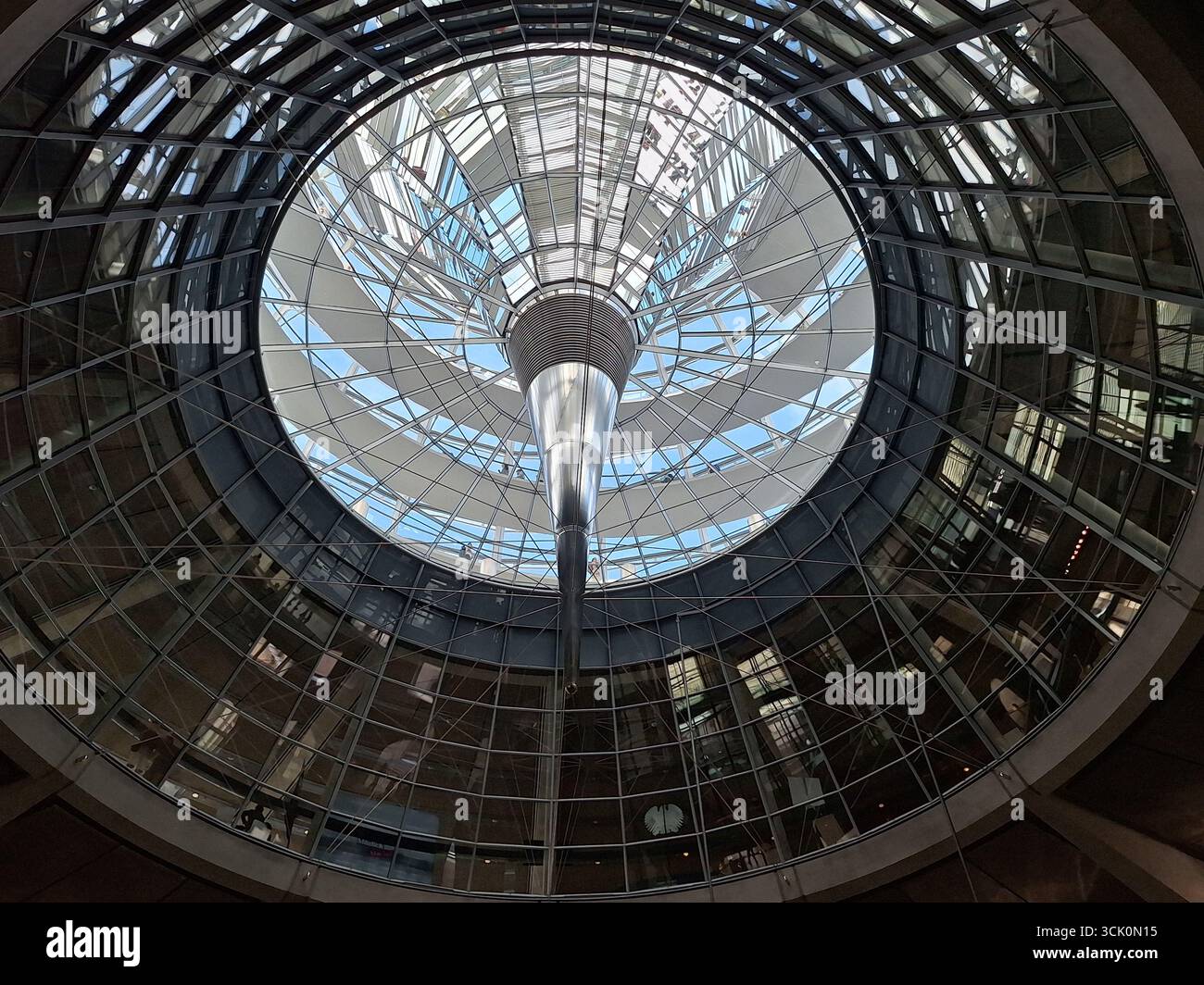Vista interna dalla parte inferiore della moderna cupola di vetro o rotonda del Reichstag, l'edificio del governo tedesco. Foto Stock