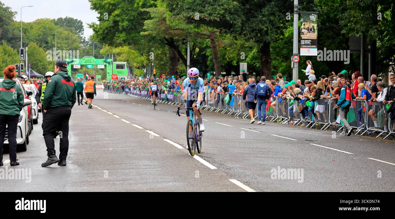 Ciclista del team UNIBET dopo aver attraversato il traguardo della gara ciclistica Tour of Britain 2025 - tappa finale da Newport a Cardiff il 7 settembre Foto Stock