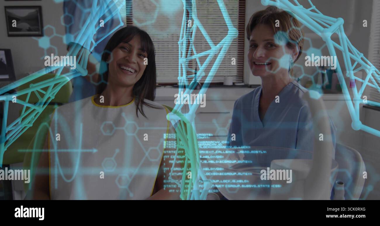 Colleghi sorridenti che indossano scrub top studiando la struttura del codice olografico in ufficio medico Foto Stock