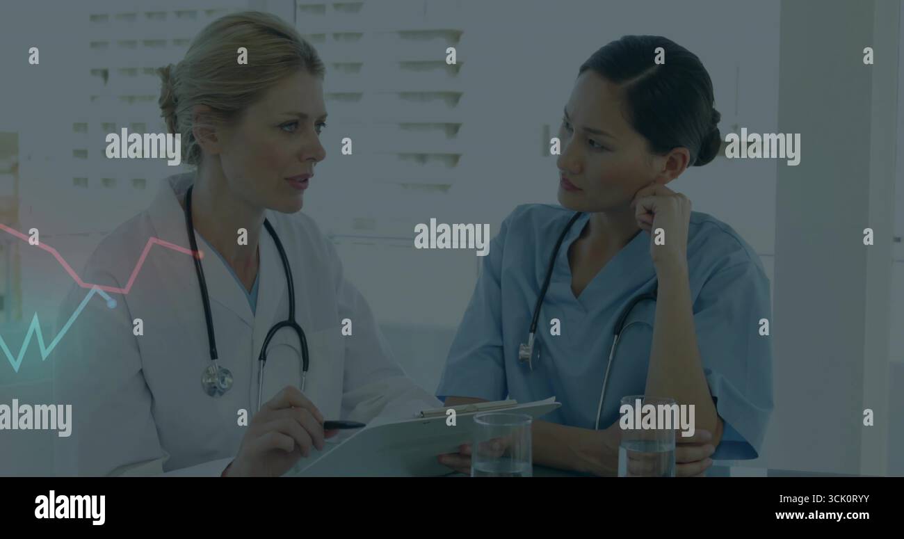 Medico e infermiere che esamina il caso in clinica medica, con stetoscopi e occhiali portadocumenti Foto Stock