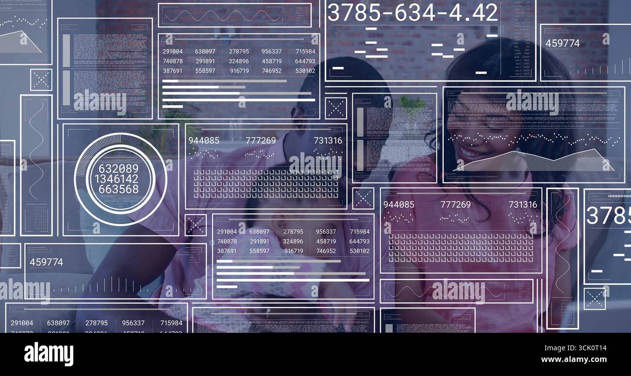 Famiglia di tre persone che esaminano i dati in ufficio, con interfaccia digitale trasparente e dispositivo palmare Foto Stock