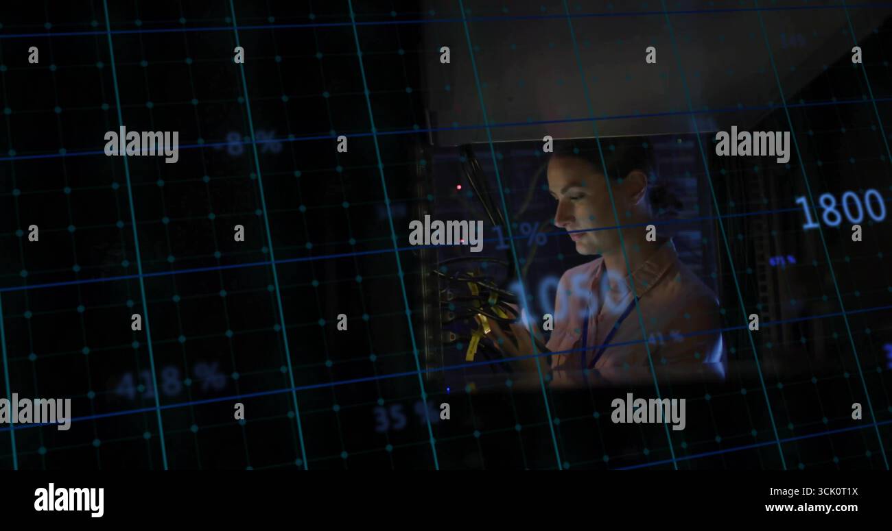 Tenere i cavi tecnici che regolano gli switch nell'alloggiamento del server rack, con sovrapposizione della griglia e spazio di copia Foto Stock