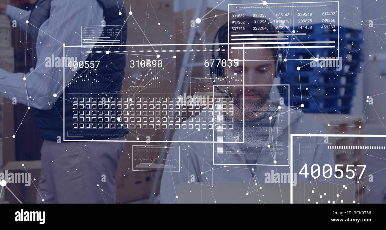 Revisione delle sovrapposizioni dei dati, analista dei dati che indossa la cuffia sugli scaffali del back-Office, con il laptop Foto Stock