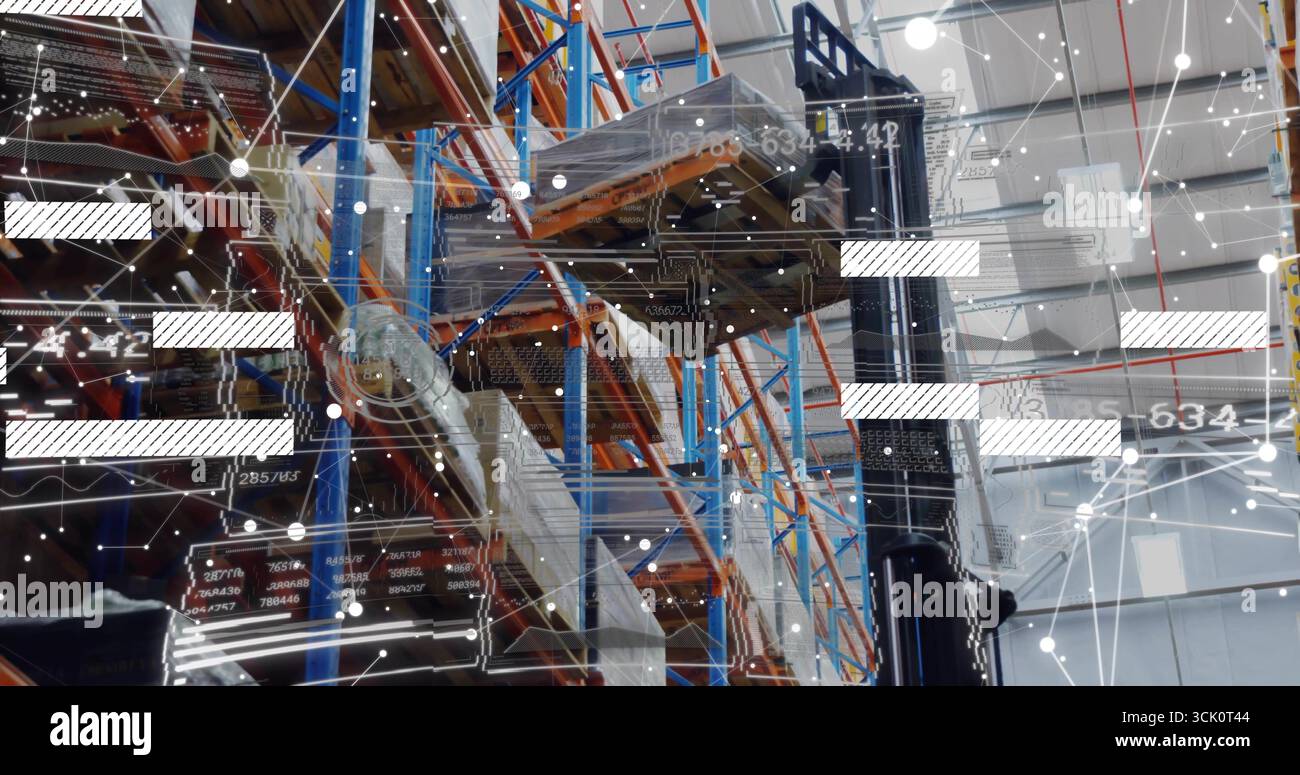 Sollevamento di carrelli elevatori a forche pallet in legno all'interno del magazzino, con interfacce digitali sovrapposte e scaffalature Foto Stock