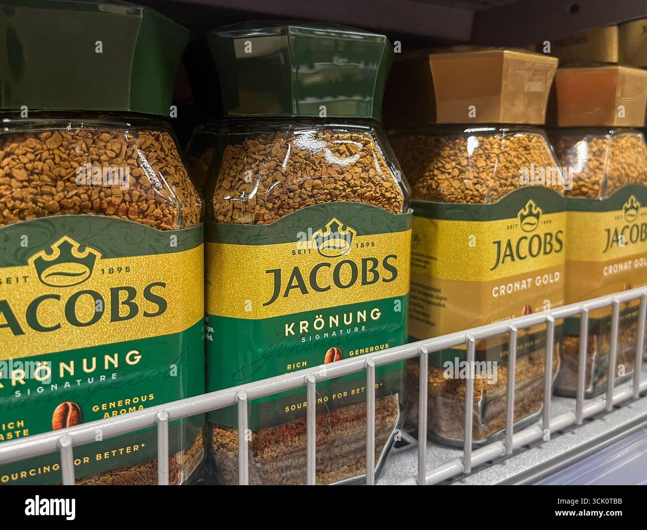 Riga, Lettonia - 4 settembre 2025: I barattoli di caffè Jacobs sono disposti in modo ordinato su uno scaffale, con Kronung e Cronat Gold, che enfatizzano i sapori ricchi e. Foto Stock