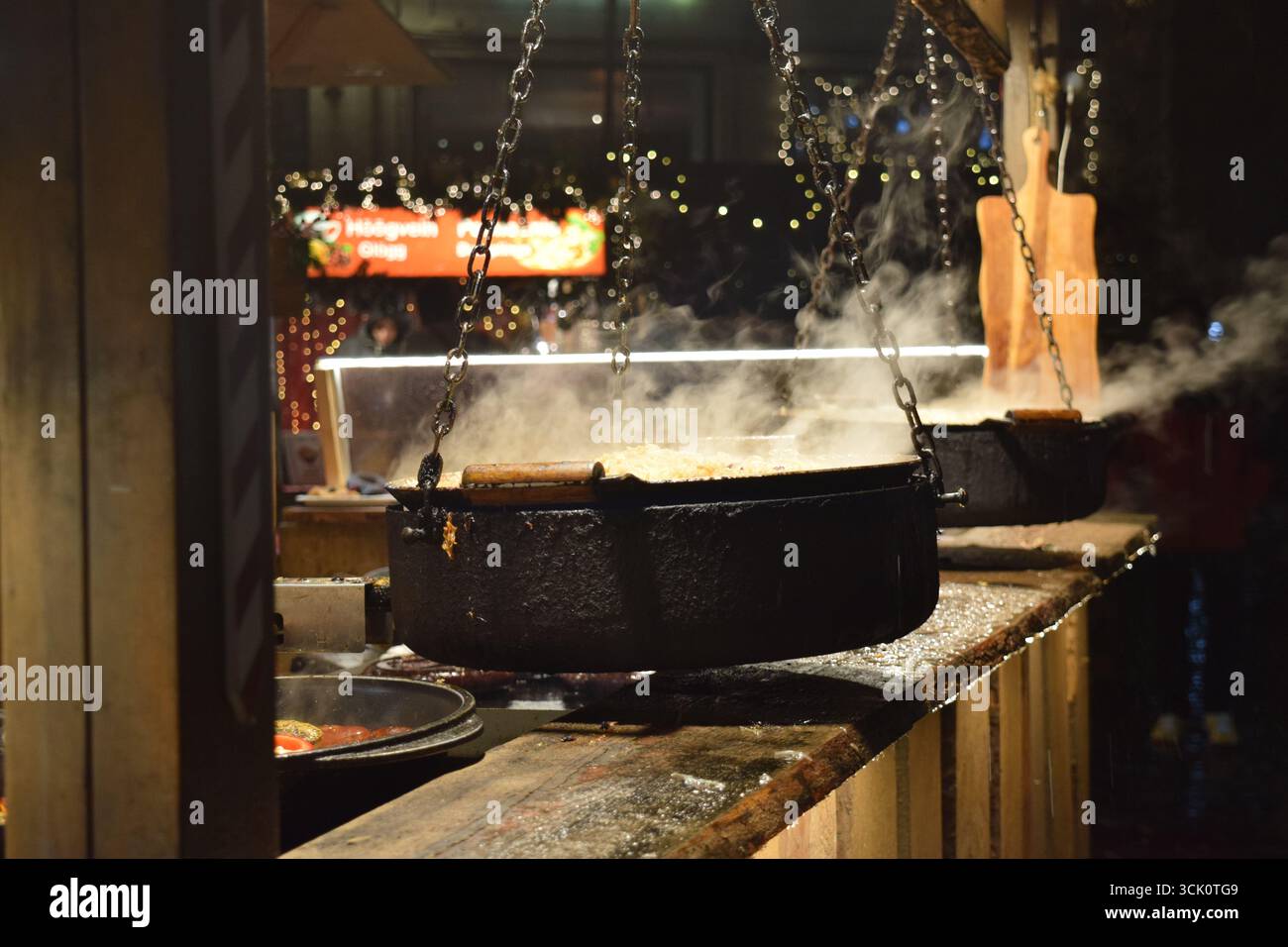 Crauti e salsicce cucinano sopra un fuoco al mercatino di Natale di Tallinn, Estonia, dicembre 2024 Foto Stock
