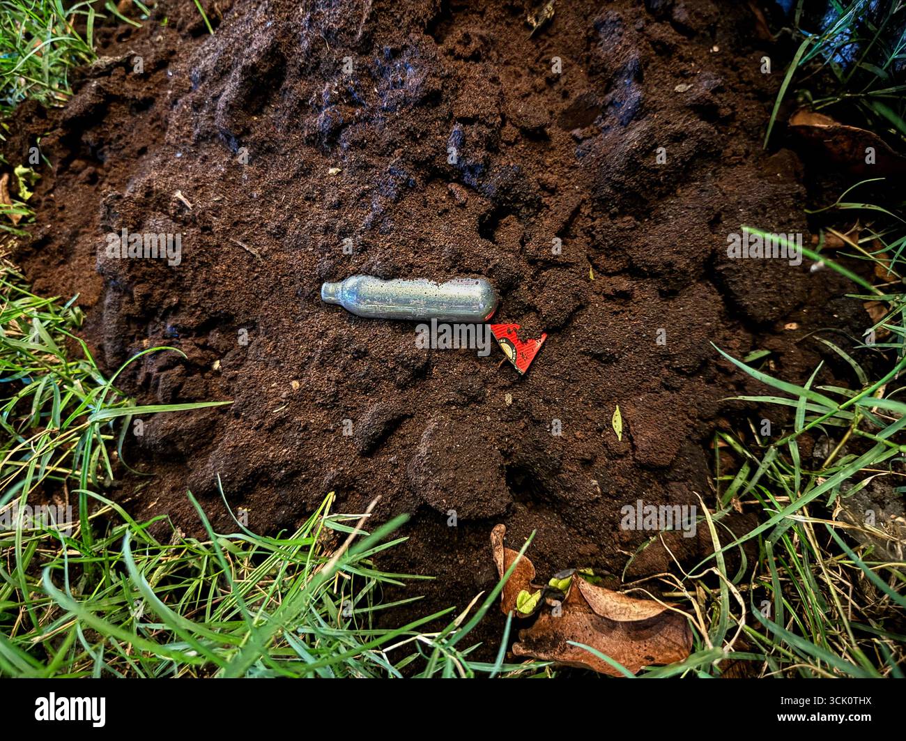 Lipa, Filippine. 09 settembre 2025. Un contenitore di ossido di azoto (Nhoo), noto come gas ridendo, si trova di fronte a un luogo notturno. Queste bombole di gas sono sempre più utilizzate per scopi ricreativi in alcuni paesi, ma rimangono rare nelle Filippine, in particolare al di fuori di Manila, dove la polizia ha condotto incursioni in alcuni bar vendendo palloni gonfiati. L'NZANO non è elencata come sostanza controllata o illegale nell'ambito del Comprehensive Dangerous Drugs Act (RA 9165), ma le autorità preposte all'applicazione della droga avvertono dei suoi pericoli e delle sue precauzioni contro l'uso non autorizzato di...|altro di seguito|credito: Kevin Izorce/Alamy Live News Foto Stock