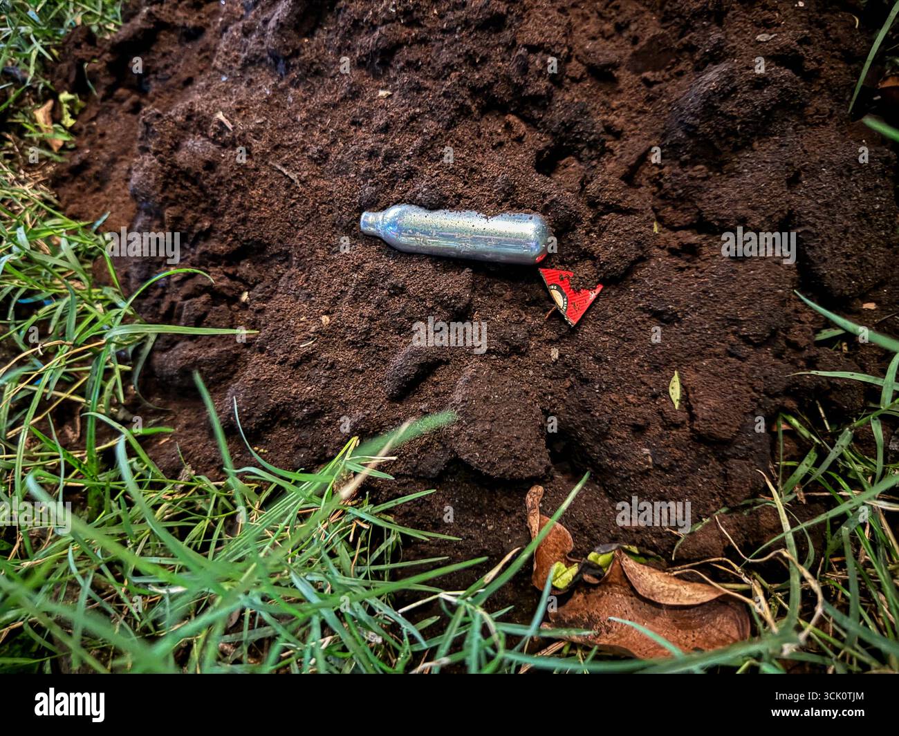 Lipa, Filippine. 09 settembre 2025. Un contenitore di ossido di azoto (Nhoo), noto come gas ridendo, si trova di fronte a un luogo notturno. Queste bombole di gas sono sempre più utilizzate per scopi ricreativi in alcuni paesi, ma rimangono rare nelle Filippine, in particolare al di fuori di Manila, dove la polizia ha condotto incursioni in alcuni bar vendendo palloni gonfiati. L'NZANO non è elencata come sostanza controllata o illegale nell'ambito del Comprehensive Dangerous Drugs Act (RA 9165), ma le autorità preposte all'applicazione della droga avvertono dei suoi pericoli e delle sue precauzioni contro l'uso non autorizzato di...|altro di seguito|credito: Kevin Izorce/Alamy Live News Foto Stock