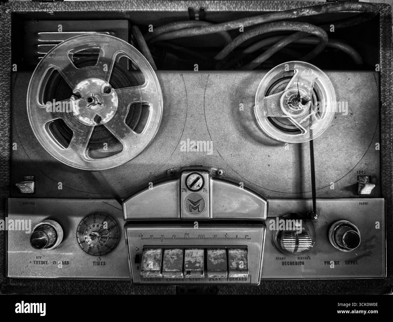 Registratore audio vintage da bobina a bobina in bianco e nero - Immagine stock catturata con smartphone
