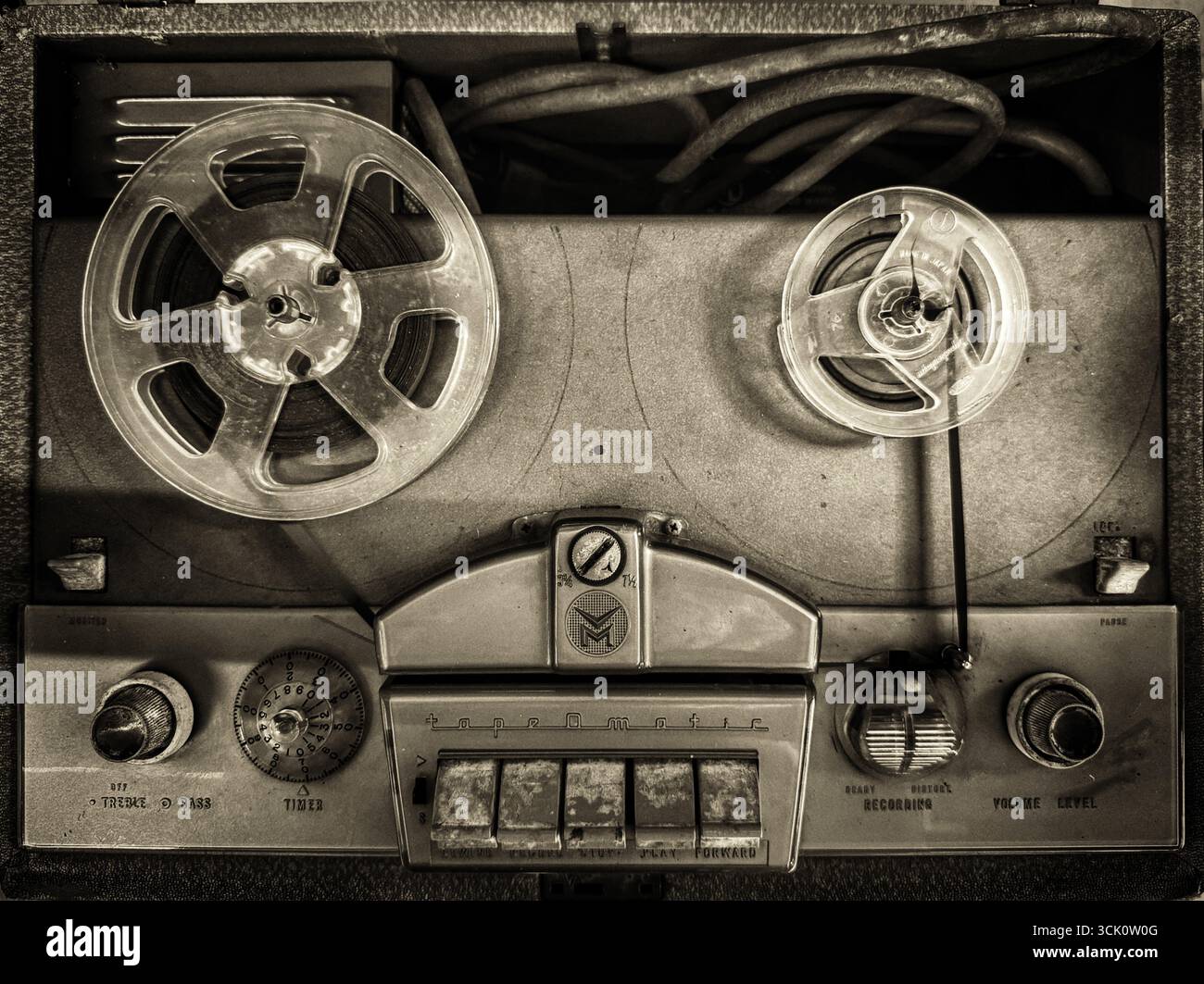 Registratore di suoni vintage da bobina a bobina in tonalità seppia - Immagine stock catturata con smartphone