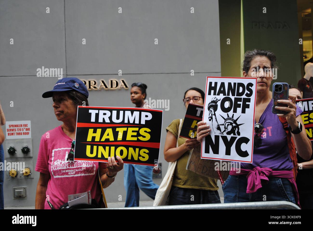 New York City, New York, Stati Uniti d'America - 06 settembre 2025: Manifestanti sulla Fifth Avenue, di fronte alla Trump Tower, durante la sfilata del Labor Day di New York e marzo. Foto Stock