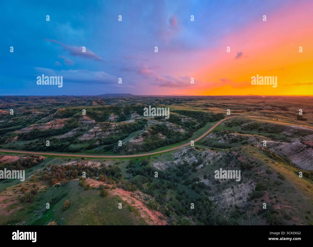Una vista aerea mozzafiato e colorata cattura le colline e il paesaggio mozzafiato del Parco Nazionale Theodore Roosevelt al tramonto Foto Stock