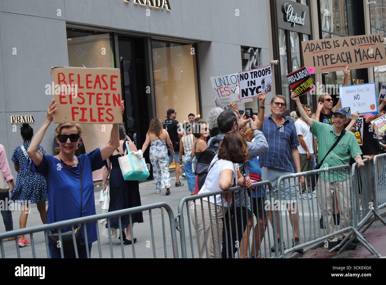 New York City, New York, Stati Uniti d'America - 06 settembre 2025: Manifestanti sulla Fifth Avenue, di fronte alla Trump Tower, durante la sfilata del Labor Day di New York e marzo. Foto Stock