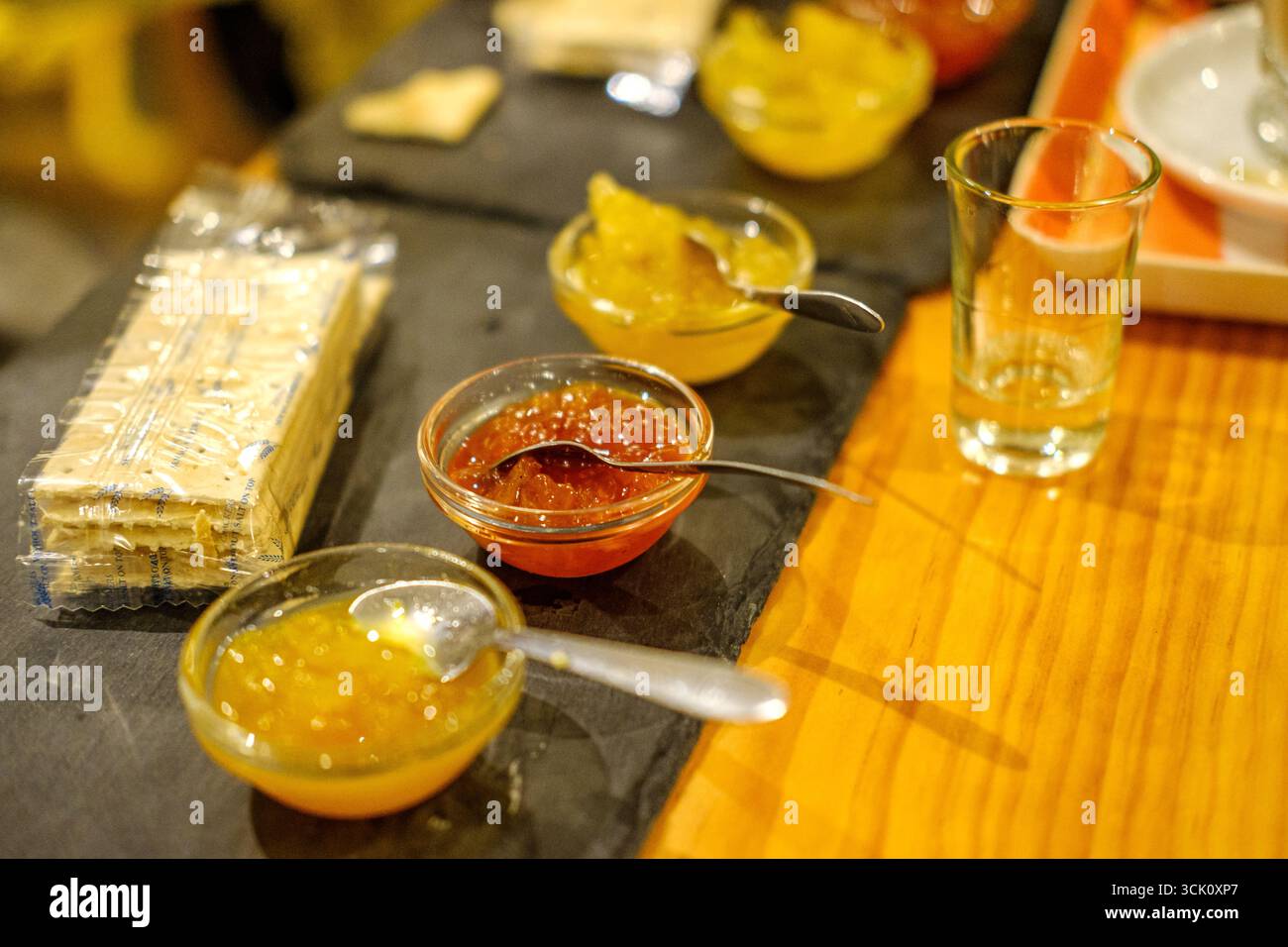 Conserve di frutta artigianale servite per la colazione a buffet dell'hotel, piatto di piatti Foto Stock