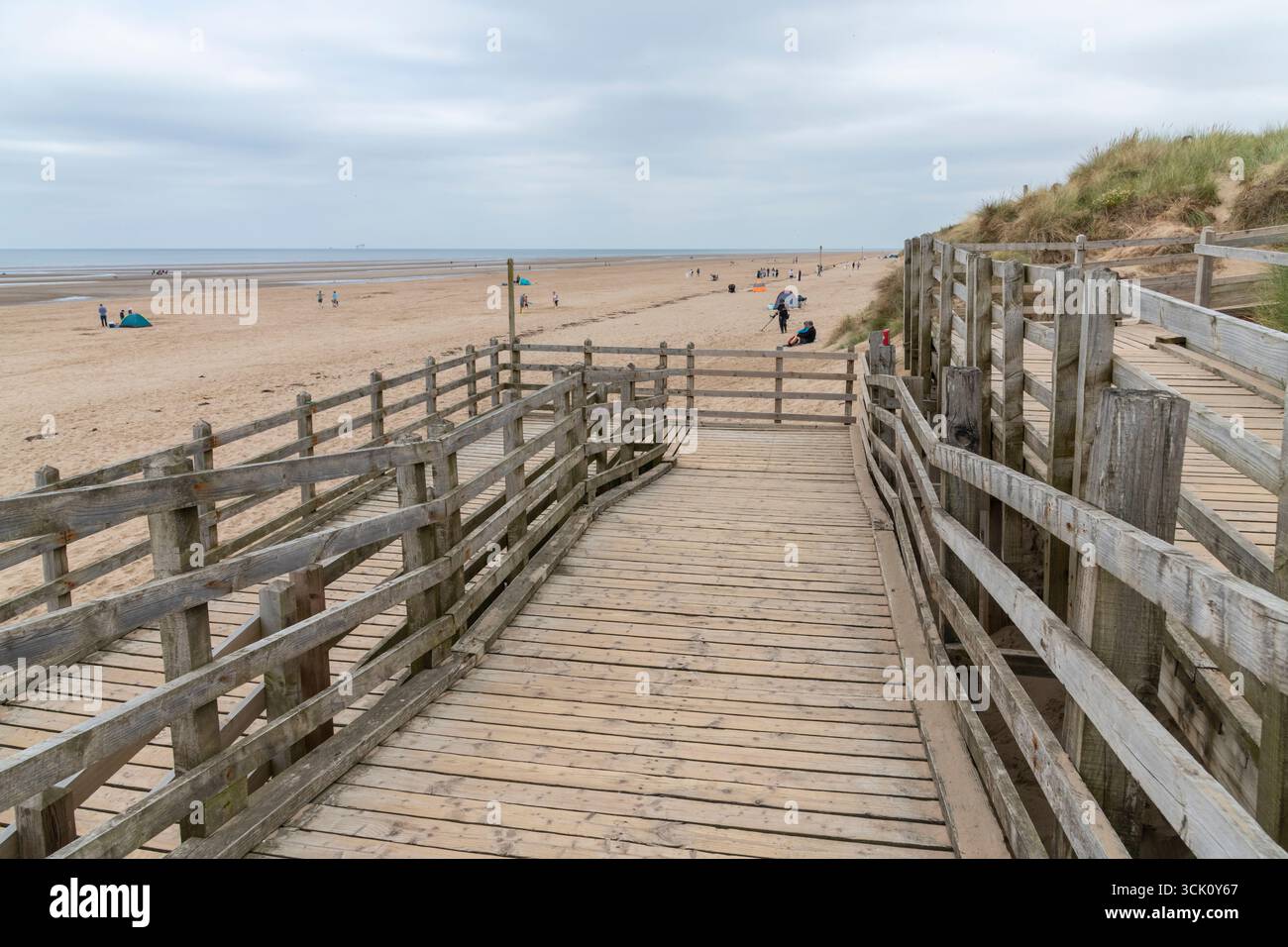 Passeggiata sul lungomare che offre accesso alla spiaggia di Formby Point sulla Sefton Coast, Merseyside, Inghilterra. Foto Stock