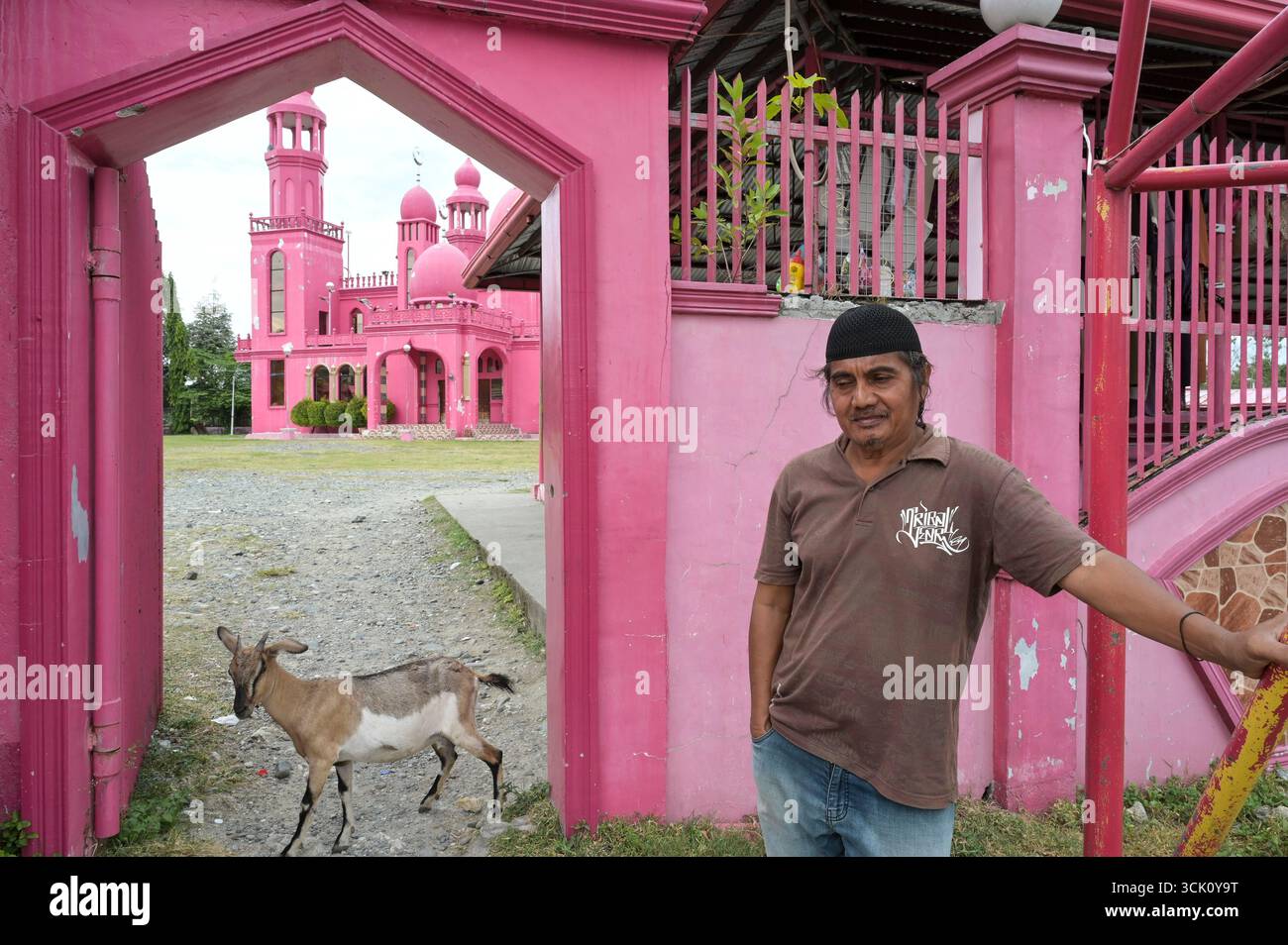 FILIPPINE, Isola di Mindanao, regione autonoma di Bangsamoro in muslim Mindanao BARMM, città di Salbu, moschea rosa Masjid Dimaukom / PHILIPPINEN, Bangsamoro muslimische automome Region auf Mindanao, Stadt Salbu, rosa Moschee Masjid Dimaukom Foto Stock