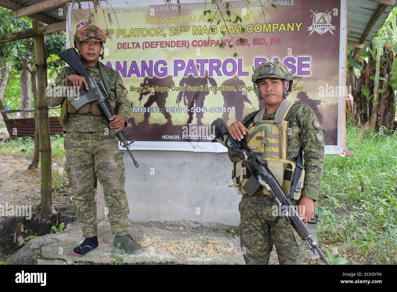 FILIPPINE, Isola di Mindanao, Bangsamoro regione autonoma in muslim Mindanao BARMM, città di Cotabato, posto di controllo dell'esercito filippino in strada / PHILIPPINEN, Bangsamoro muslimische automome Region auf Mindanao, Cotabato Stadt, Straßen Kontrollposten der Armee Foto Stock