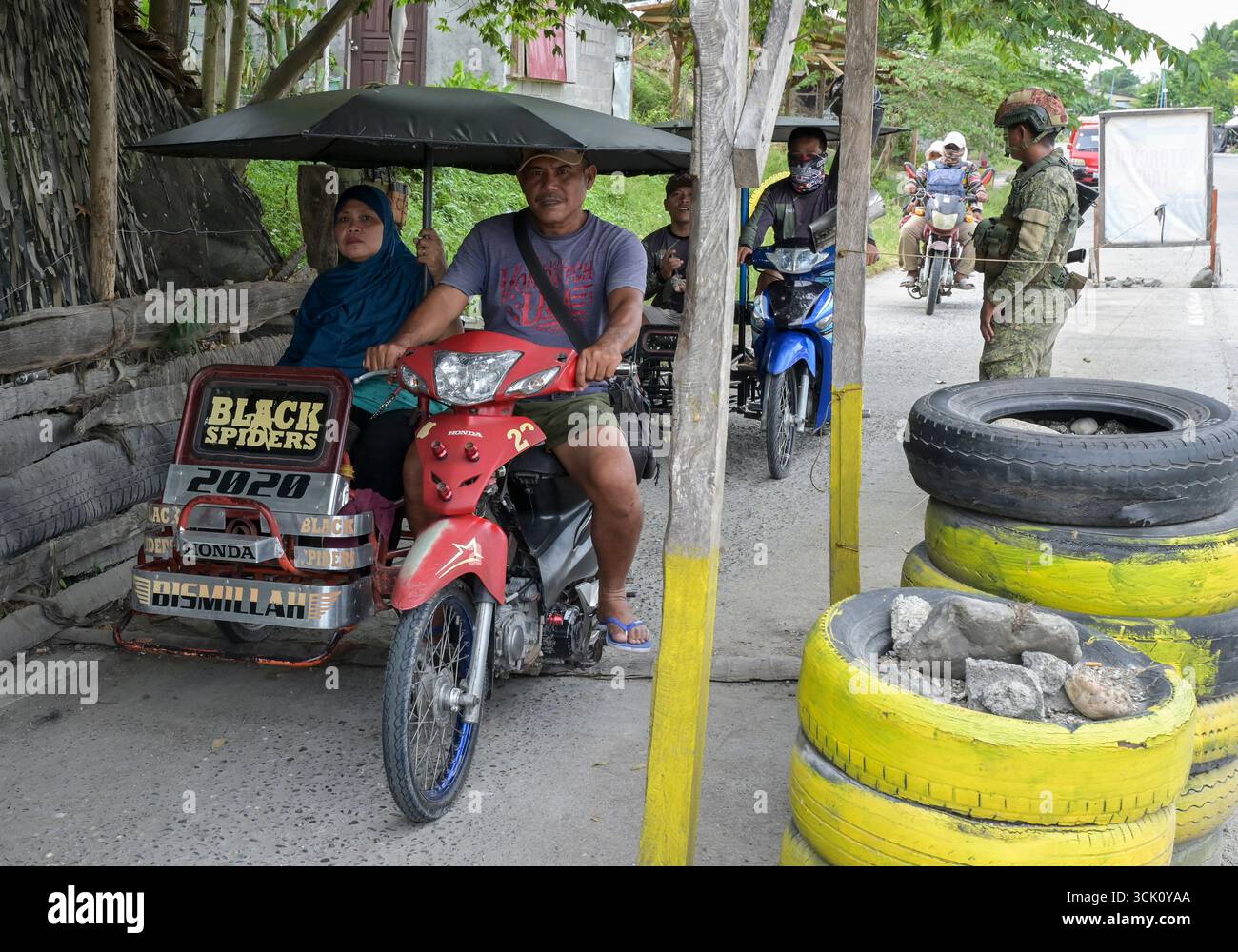 FILIPPINE, Isola di Mindanao, Bangsamoro regione autonoma in muslim Mindanao BARMM, città di Cotabato, posto di controllo dell'esercito filippino in strada / PHILIPPINEN, Bangsamoro muslimische automome Region auf Mindanao, Cotabato Stadt, Straßen Kontrollposten der Armee Foto Stock