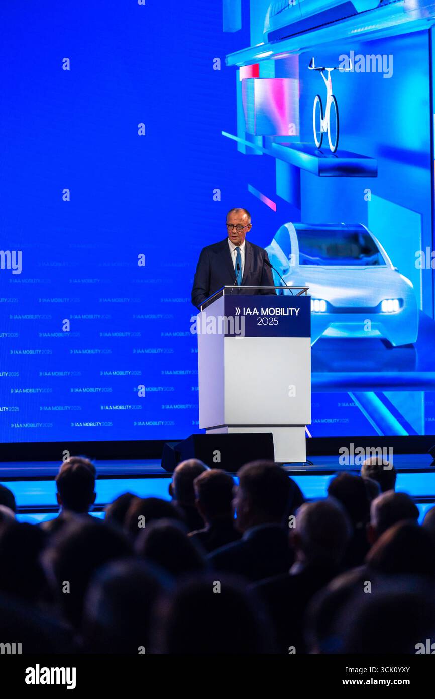 Monaco, Baviera, Germania - 9 settembre 2025: Friedrich Merz CDU partito / Cancelliere federale alla cerimonia di apertura sul palco di fronte al leggio e al pubblico con il simbolo dell'auto sullo sfondo. Fiera Mobility 2025 di Monaco. *** Friedrich Merz Partei CDU / Bundeskanzler bzw. Kanzler auf der Eröffnungsfeier auf der Bühne vor dem Rednerpult und Puplikum mit Pkw-Sybol im Hintergrund auf dem Bildschirm. Mobility 2025 Messe a München. Foto Stock