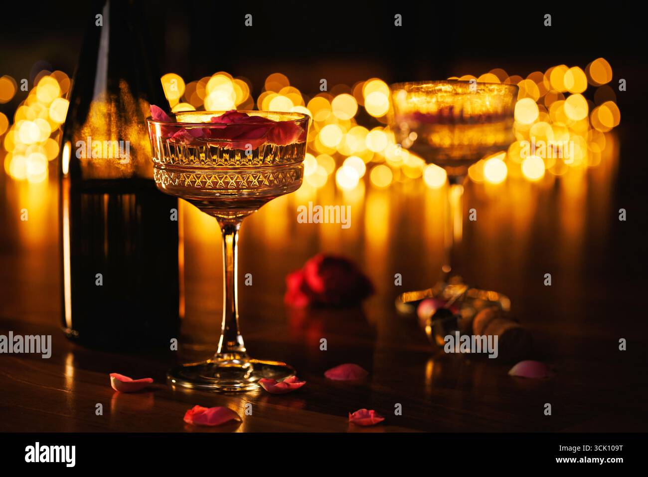 Champagne e rose per una serata romantica Foto Stock