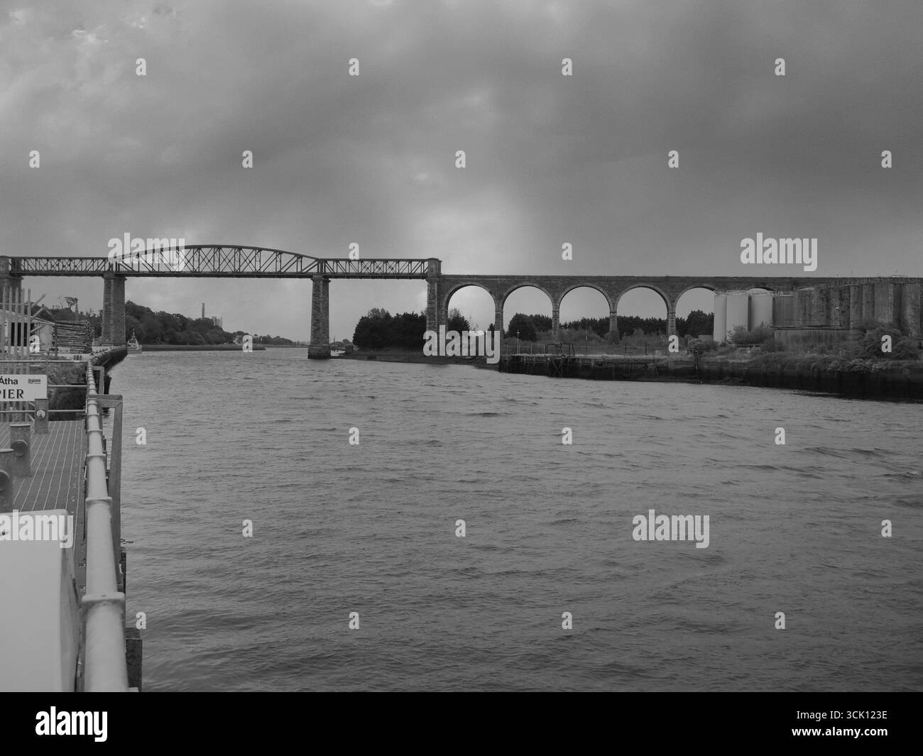 Il viadotto di Boyne (in irlandese: Tarbhealach na Bóinne), un viadotto ferroviario alto 30 metri (98 piedi), che attraversa il fiume Boyne a Drogheda - 19 agosto 2025 Foto Stock