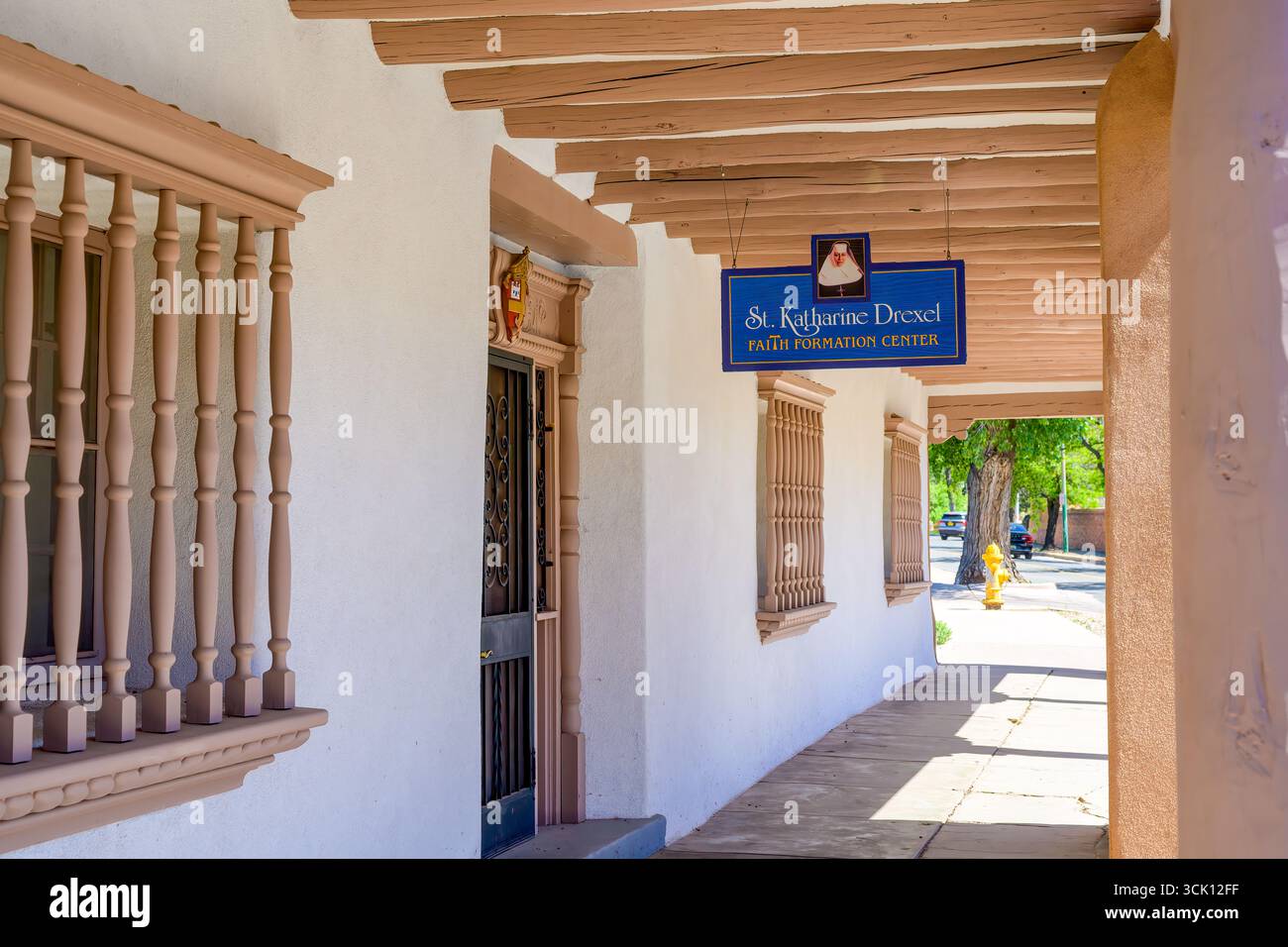 Santa Fe, NEW MEXICO, USA - 16 maggio 2025: Centro informazioni St. Katherine Drexel Faith nel centro di Santa Fe Foto Stock