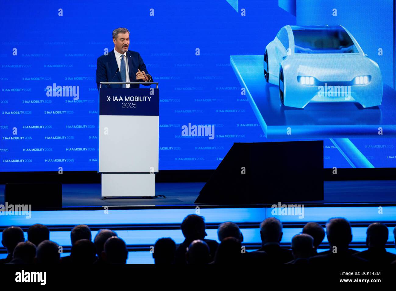 Monaco di Baviera, Germania - 9 settembre 2025: Il partito del Dr. Markus Söder CSU / Ministro bavarese, Presidente Bavarese, alla cerimonia di apertura sul palco davanti al leggio e al pubblico con il simbolo dell'auto sullo sfondo. Fiera Mobility 2025 di Monaco. *** Dr. Markus Söder Partei CSU / bayrischer Ministerpräsident Bayern auf der Eröffnungsfeier auf der Bühne vor dem Rednerpult und Puplikum mit Pkw-Sybol im Hintergrund auf dem Bildschirm. Mobility 2025 Messe a München. Foto Stock