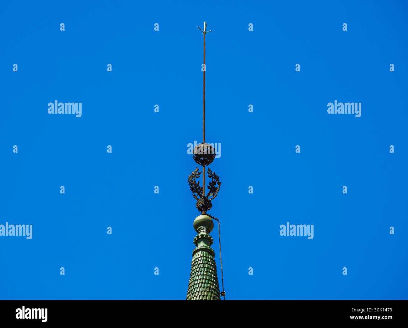 Barcellona, Spagna - 1 maggio 2023: Tetto gotico della guglia della Casa de les Punxes a Barcellona Spagna - Josep Puig i Cadafalch Design del castello modernista sotto il blu Foto Stock