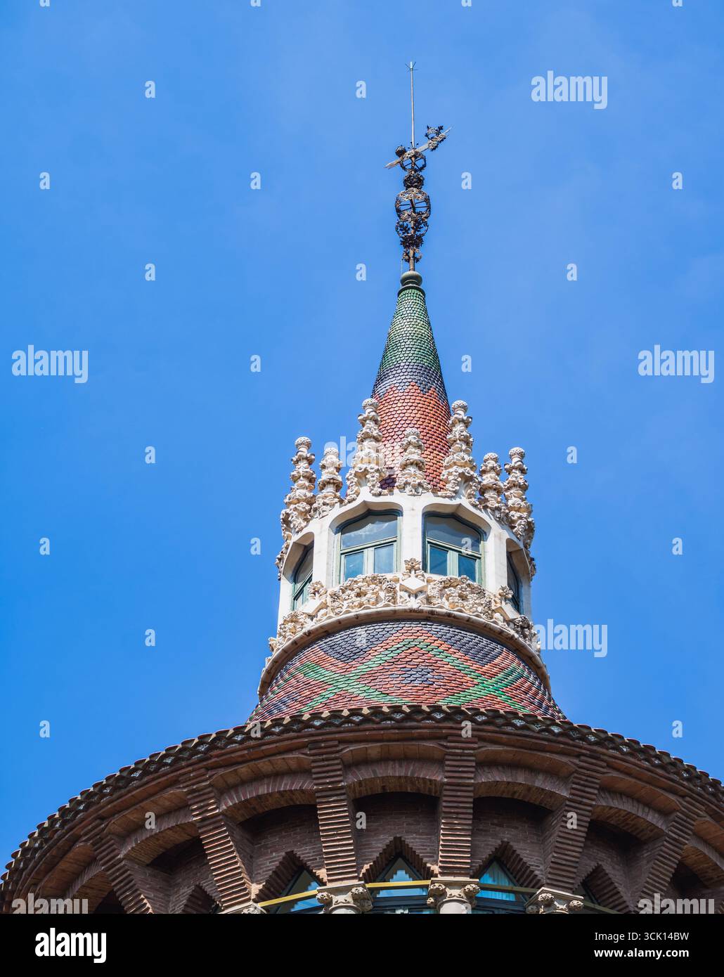 Barcellona, Spagna - 1 maggio 2023: Tetto gotico della guglia della Casa de les Punxes a Barcellona Spagna - Josep Puig i Cadafalch Design del castello modernista sotto il blu Foto Stock