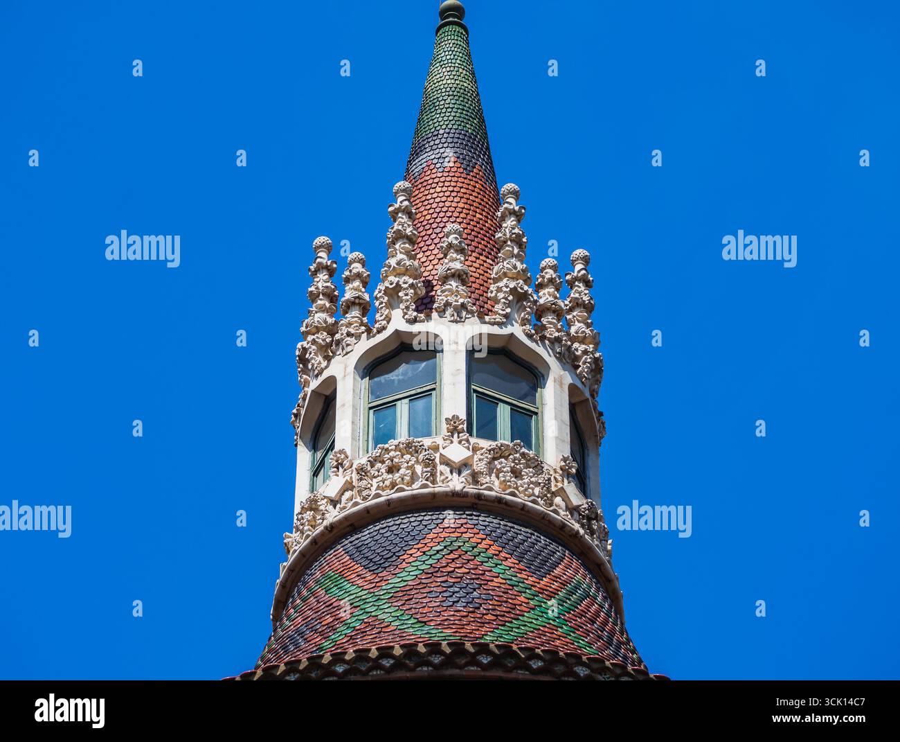 Barcellona, Spagna - 1 maggio 2023: Tetto gotico della guglia della Casa de les Punxes a Barcellona Spagna - Josep Puig i Cadafalch Design del castello modernista sotto il blu Foto Stock